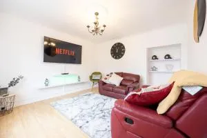 Entire 3 bedrooms home away from Home in Salford - Farnworth