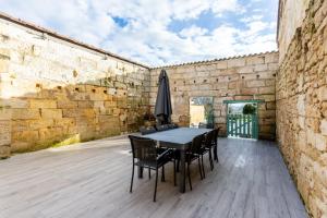 Maisons de vacances Vacation home with swimming pool and vineyard view : photos des chambres
