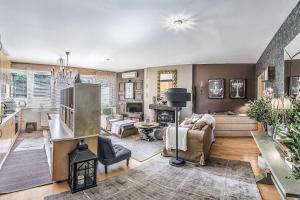 Charming Castle View Suite With Giant Balcony