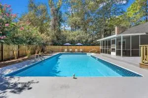Southern Splash Retreat Poolside Paradise by GSU - Claxton