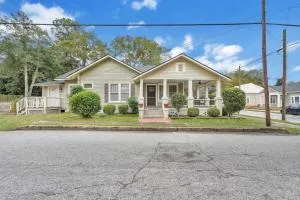 Historic Southern Home - close to downtown and GSU - Claxton