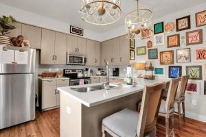 The Georgia Peach -near Plant Riverside & downtown