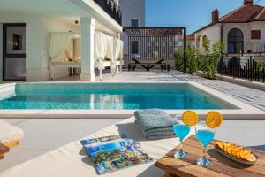 Luxury Villa de Mar with Pool