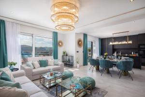 Luxury Villa de Mar with Pool