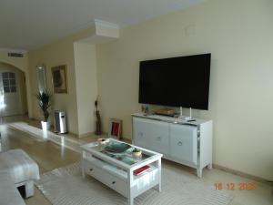 Elviria 2-Bed Apt Sleeps 4 Pool 20m to Beach
