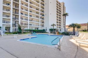 Galveston Beachfront Condo Balcony and Pool Access!