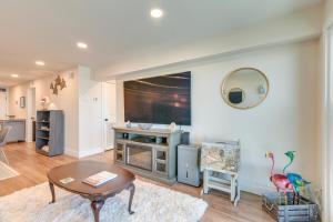 Galveston Beachfront Condo Balcony and Pool Access!