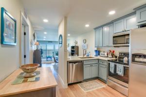 Galveston Beachfront Condo Balcony and Pool Access!