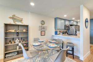 Galveston Beachfront Condo Balcony and Pool Access!