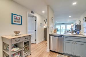 Galveston Beachfront Condo Balcony and Pool Access!