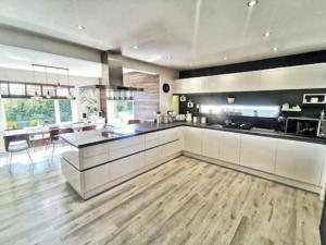 3 Bedroom Contemporary retreat & hot tub