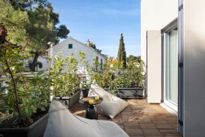 Modern Seafront Villa Steps from the Beach
