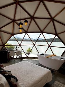 Lunar HOME (Casa Bolha) Pé na água