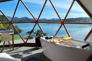 Lunar HOME (Casa Bolha) Pé na água