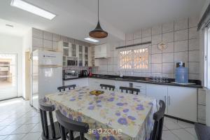 Casa 5Q c piscina no centro de Penha BSL190