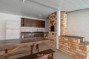 Casa 5Q c piscina no centro de Penha BSL190