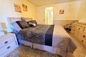 Patio Condo Poolside - Standard Sleeps 4 104