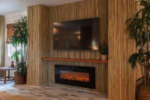 Waterfront Jungalow w Dock & Hot Tub!