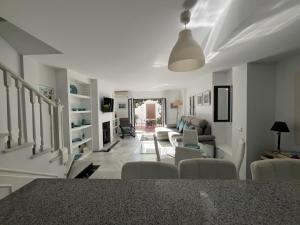 Estepona - Playa - Villa con terraza solárium con vistas al mar Jo41