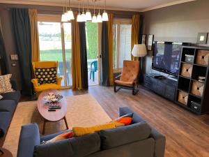 3Brs Swimming POOLS DIRECT Chalet Einbay l Free BBQl WiFI