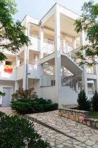 Mile Starigrad - Book your next cozy vacation 