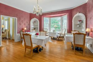 Queen suite-Canopy-Cozy-The Magnolia Suite