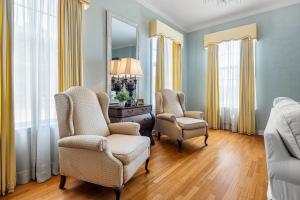 Queen suite-Canopy-Cozy-The Magnolia Suite