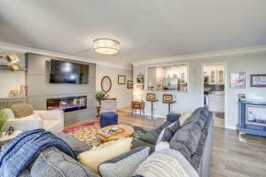 Mid-Century Modern Condo on Lake Hamilton!