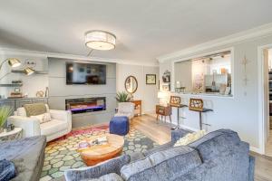 Mid-Century Modern Condo on Lake Hamilton!