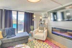 Mid-Century Modern Condo on Lake Hamilton!