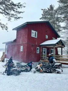 New build, luxurious, 4 plus bedrooms, 2 and a half baths, waterfront chalet, SNOWMOBILE trail access, ample parking & ICE FISHING SHACK - Gracefield