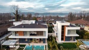 Lulus Villas