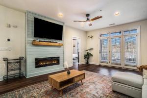 Sunsets on Lake Marion: 2BD Lakefront Luxury Bliss