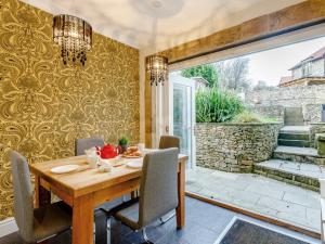 5 Bed in Bakewell 76635