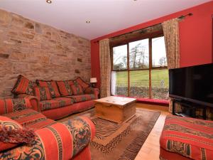 4 Bed in Whaley Bridge PK534