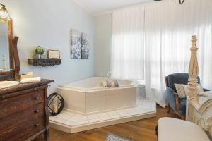 King suite-Huge tub-A Charmer-The Blue Jay Suite