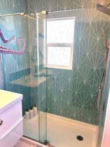 CasaViva Sky - Spacious 3BR with City Views, Firepit & Backyard - Walk to Hillcrest Dining, 5 Min to Zoo & Balboa Park