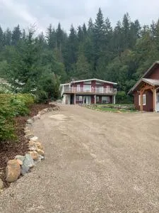 Shuswap, Sun Filled, Pet Friendly, Beach House & Cottage - Tappen