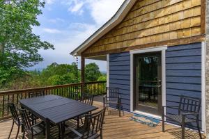 Mountain Over Main Street 5 Min. to Downtown Weaverville, Fire Pit & Views!