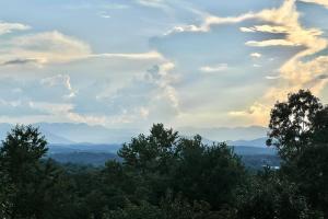 Mountain Over Main Street 5 Min. to Downtown Weaverville, Fire Pit & Views!