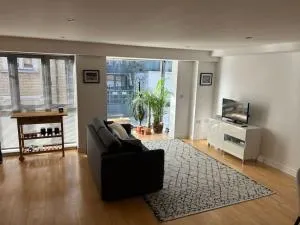 1 bed flat with view of vibrant Hoxton Square - London