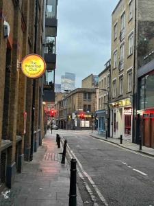 1 bed flat with view of vibrant Hoxton Square