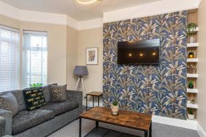 Beachfront Apartment 3 Bedrooms Sleeps 7 - Gateway to the Lake District - Newly Refurbished