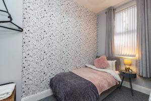 Beachfront Apartment 3 Bedrooms Sleeps 7 - Gateway to the Lake District - Newly Refurbished