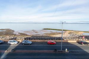 Stylish Seafront Apartment - Sleeps 6 - Gateway to the Lakes