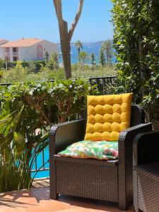 T2 rez de jardin plage piscines vue mer parking terrasse commerces