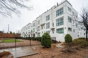 Townhouse . Rooftop . Cloud Couch . 85 Inch TV . 2 Miles from UPTOWN CHARLOTTE - 加斯托尼亚