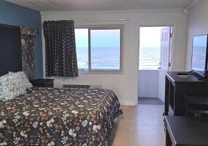 Double Room with Balcony or Patio -  Oceant Front  room in Driftwood Beach Motel
