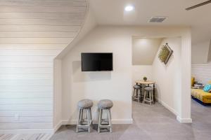 Stylish 1BR with Patio and Nature Views - Near River