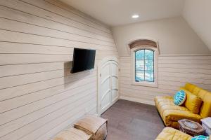 Stylish 1BR with Patio and Nature Views - Near River